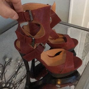 Type Z Benza platform strapped heals red 8.5